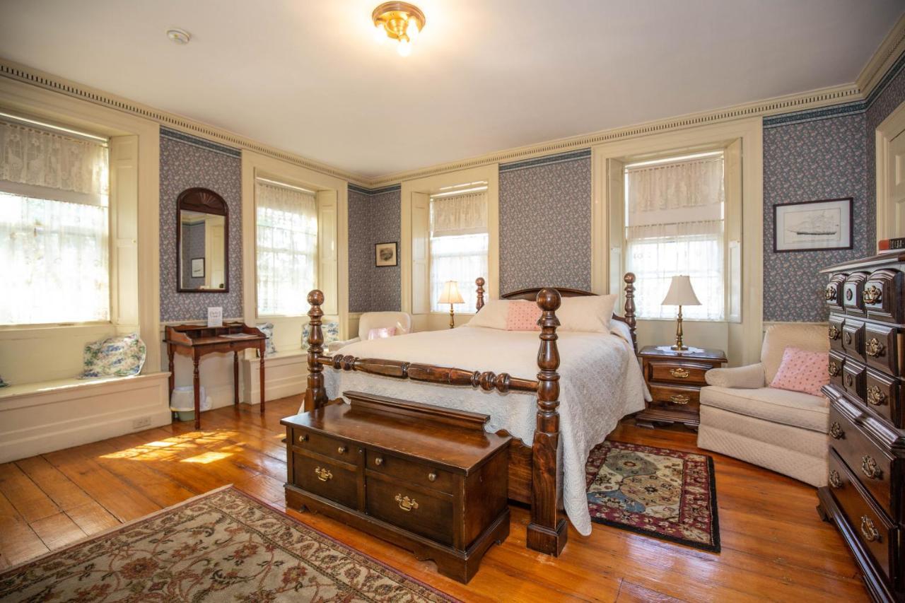 Clark Currier Inn Ньюберипорт Экстерьер фото