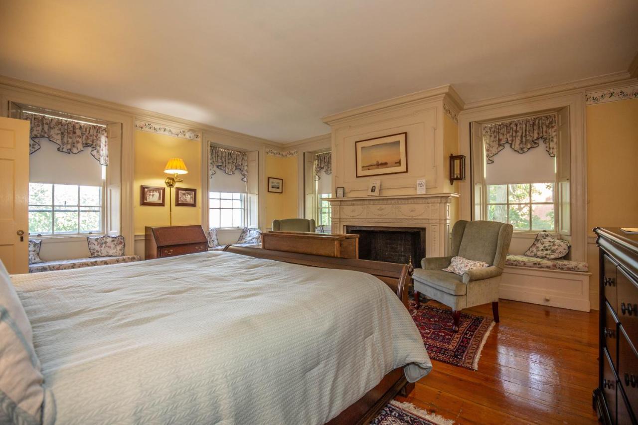 Clark Currier Inn Ньюберипорт Экстерьер фото